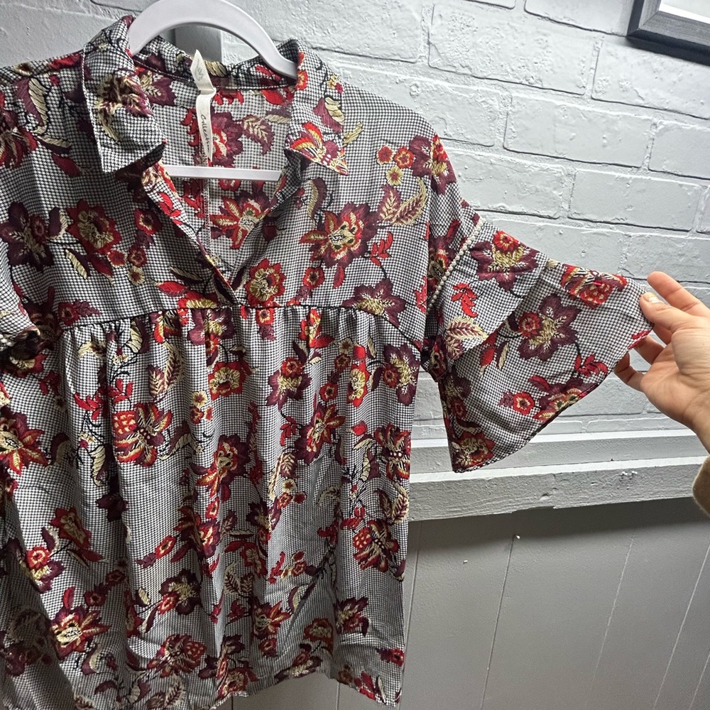 Floral Patterned Blouse with Ruffle Sleeves